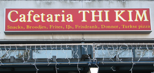 820862 Afbeelding van een reclamebord van Cafetaria Thi Kim (Zamenhofdreef 43, Shopping Center Overvecht) te Utrecht